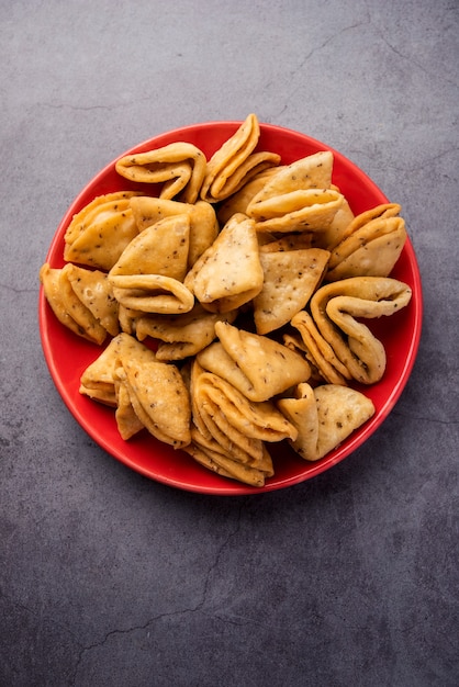Layered oder Strips Mathri oder Mathiya ist ein beliebtes Snack-Rezept, das die Menschen in Nordindien mit Tee genießen