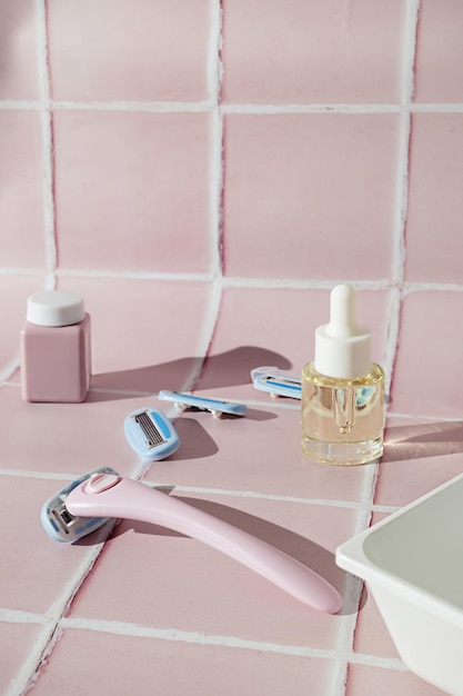Layout aus Beauty-Hautpflege-Accessoires und Hygienekosmetik-Rasierprodukten von Frauen Rosa pastellfarbener Badezimmerhintergrund
