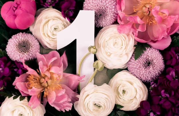 Foto layout com folhas de flores coloridas e número um crisântemo momoko peony matthiola ranunculus fundo de flores cartão de felicitações fundo moderno vista superior