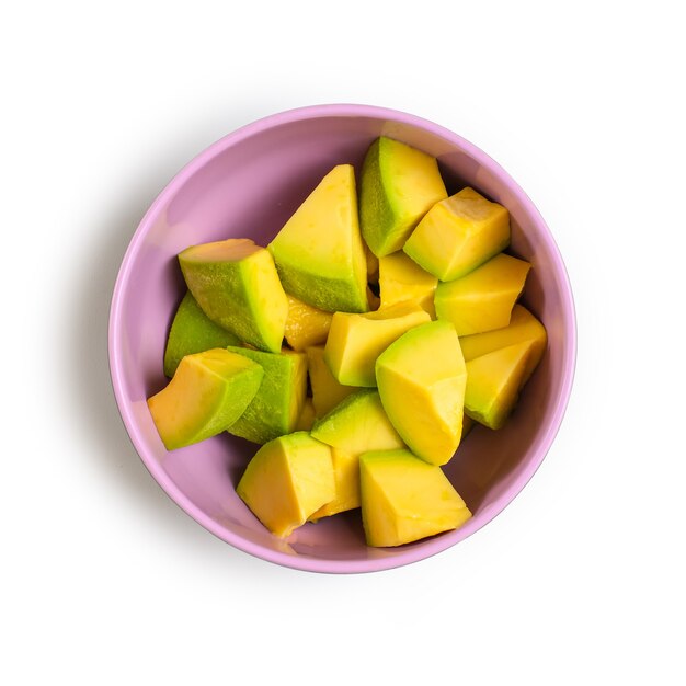 Layout criativo feito de abacate cortado em cubos. postura plana. conceito de comida. abacate em fundo branco.