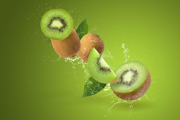 Layout criativo feito de fatias de kiwi e salpicos de água sobre um fundo verde