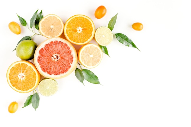 Layout criativo feito de frutas tropicais de verão toranja laranja limão limão e folhas ficus food co