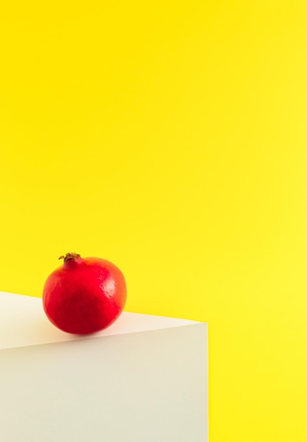 Layout criativo feito de romã vermelha na mesa arte conceitual conceito de gravidade de frutas de verão