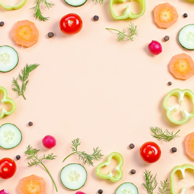 Layout de ingredientes da salada. Padrão de comida com tomate cereja, cenoura, pepino, rabanete, verduras, pimenta e especiarias