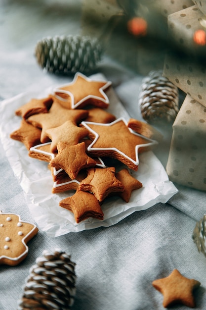 Layout de Natal flatley com biscoitos e uma árvore de natal Composição com biscoitos de gengibre