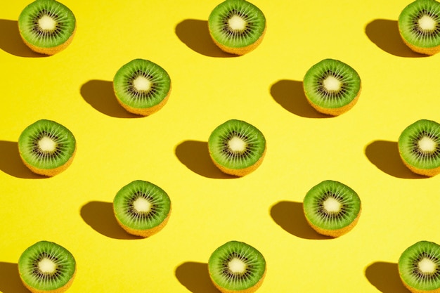 Foto layout de padrão de elementos de frutas kiwi. comida saudável