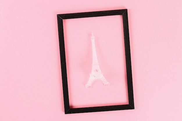 Layout do dia dos namorados. quadro preto com a torre eiffel no fundo do rosa pastel. dia de são valentim