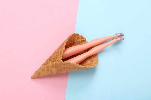 Layout minimalista com pernas de boneca em cone de waffle de sorvete Arte conceitual