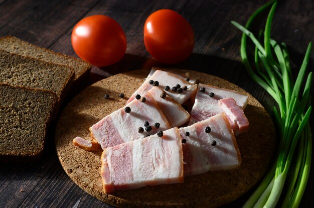 layout plano de legumes cebolas e produtos de carne em um fundo escuro