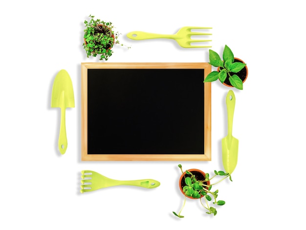 Layout zum Thema Gartengeräte und Pflanzen um eine Tafel auf weißem Hintergrund