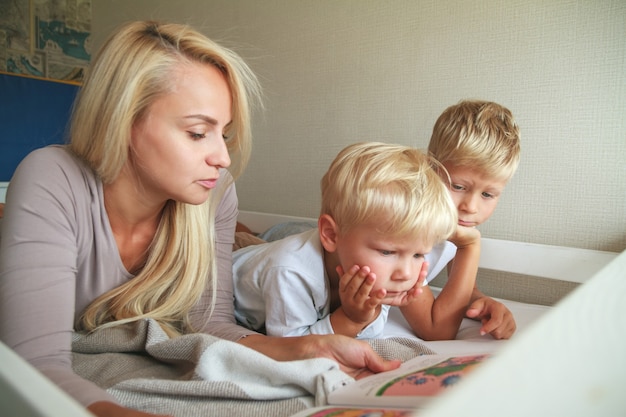 Lazer conjunto de mãe com filhos