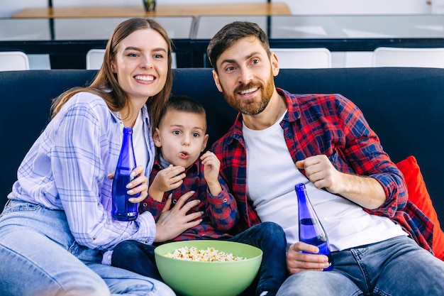 Lazer familiar e conceito de pessoas feliz sorridente pai mãe