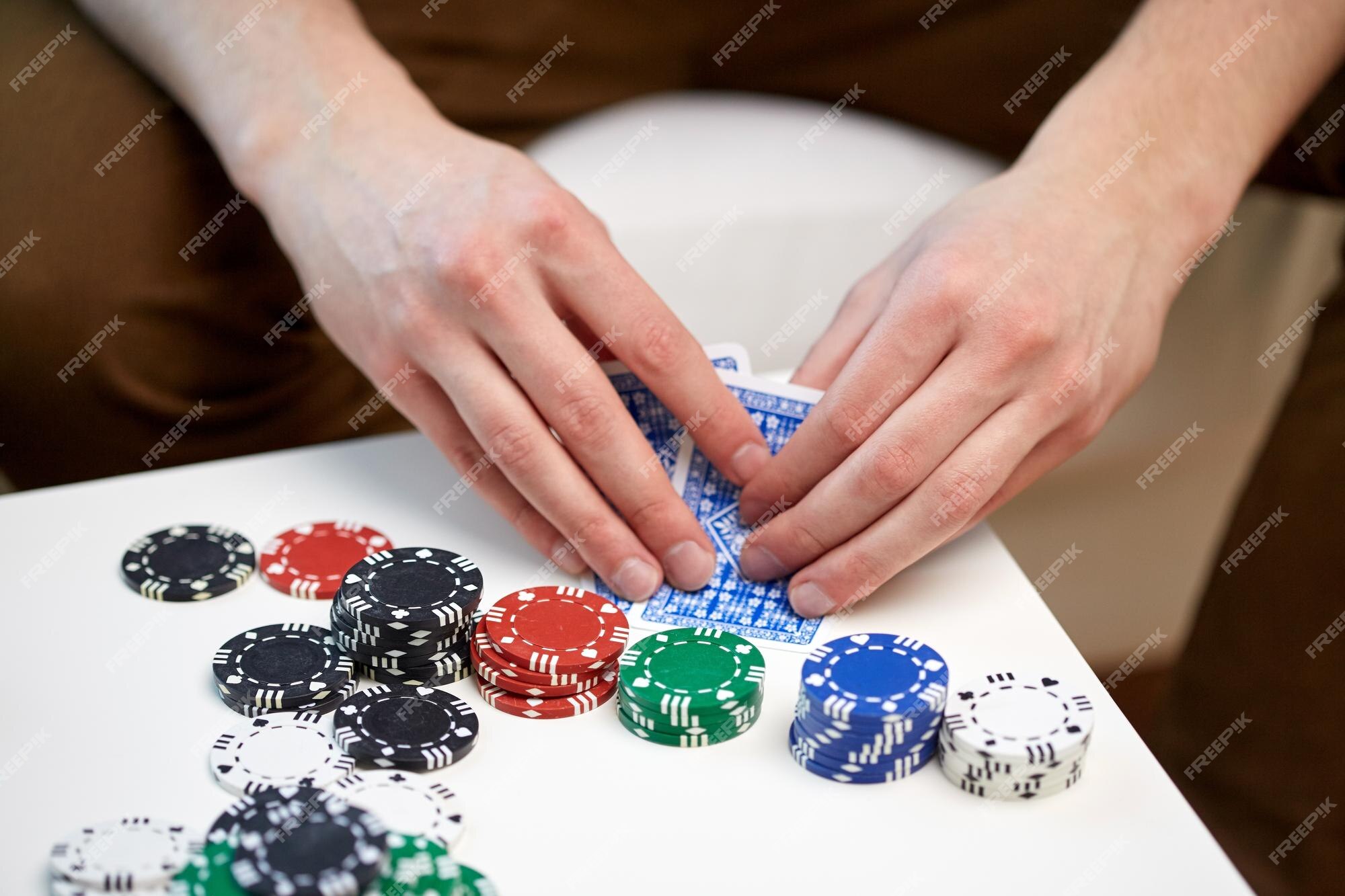 Lazer, jogos, amizade, jogos de azar e entretenimento - três amigos  sorridentes jogando cartas em casa