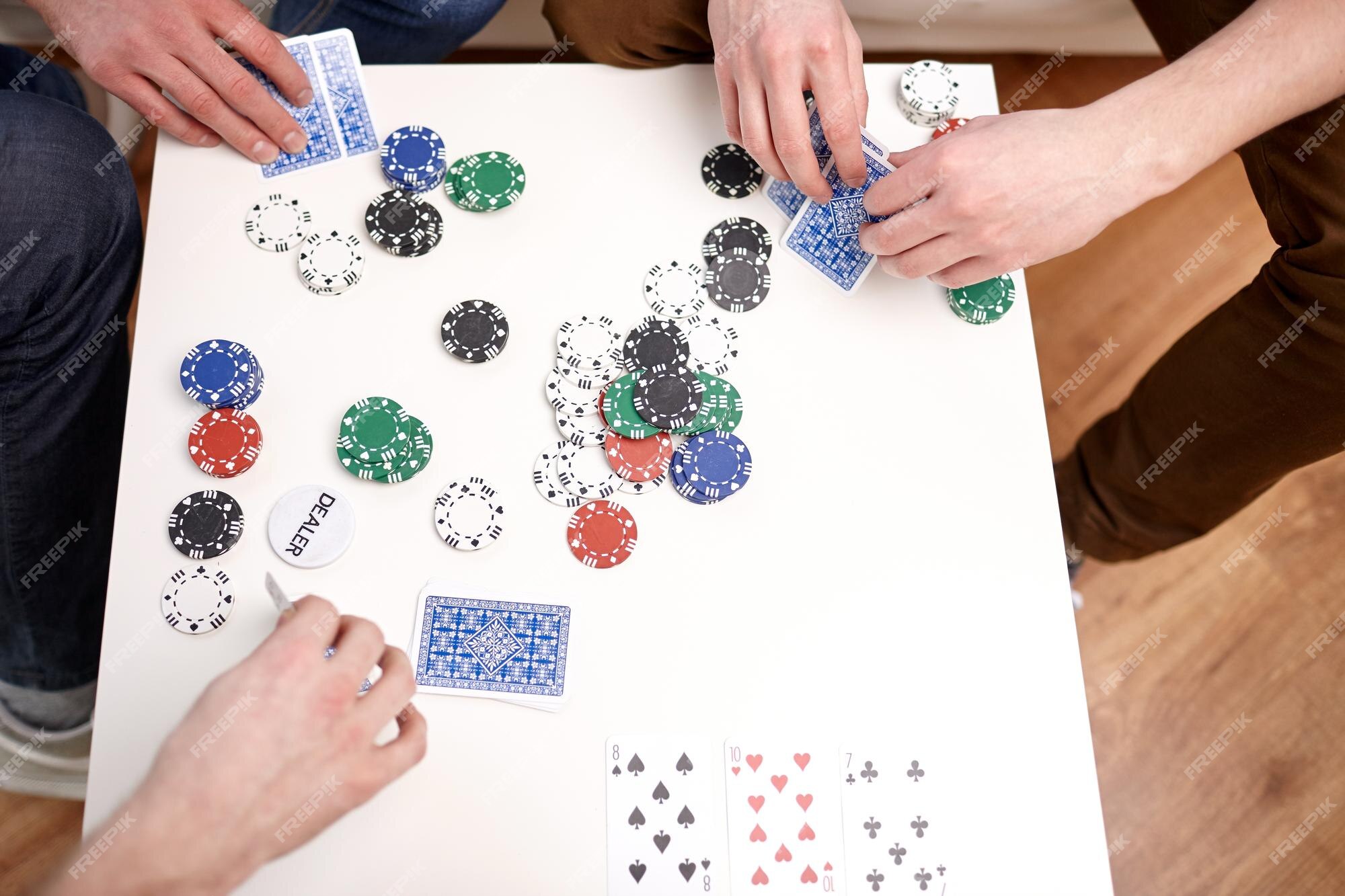 Lazer, jogos, amizade, jogos de azar e entretenimento - close-up de amigos  do sexo masculino jogando cartas e bebendo cerveja em casa