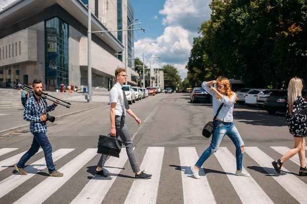 Lazer na faixa de pedestres moda jovem urbana