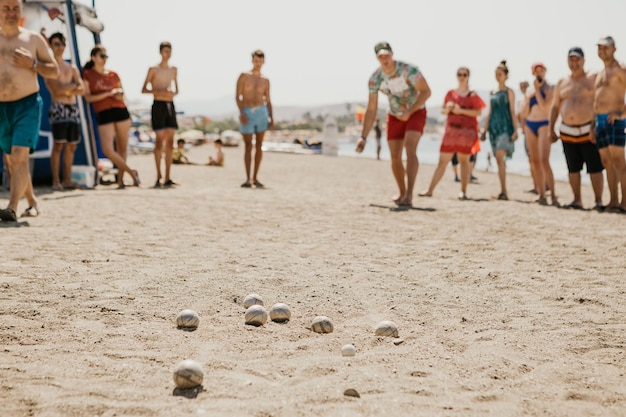 Lazer para veranistas na praia aposentados um jogo de petanca