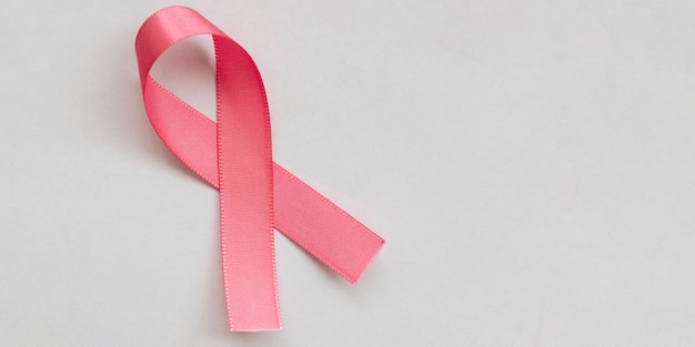 Lazo rosa de la campaña de prevención del cáncer de mama. Octubre rosa. espacio para texto