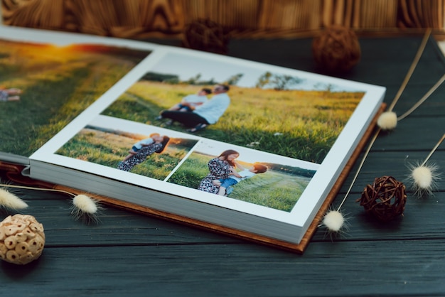 Álbum de fotos de boda con tapa de madera.