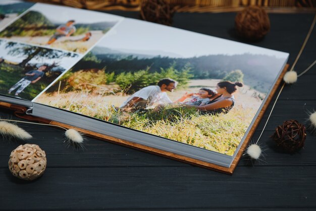 Álbum de fotos de boda con tapa de madera.