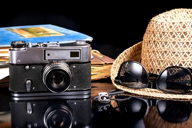 Álbum de fotos, cámara, gorra y gafas recuerdos de viaje