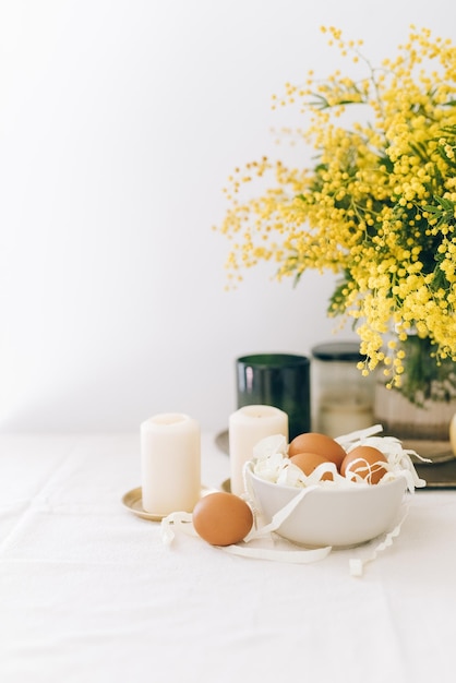 Álbum de huevos de Pascua pintados a mano