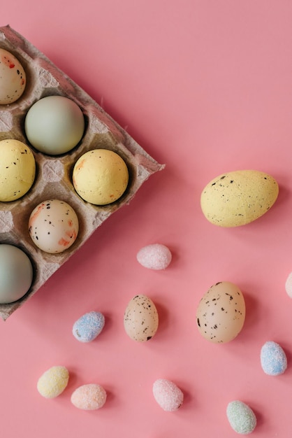 Álbum de huevos de Pascua pintados a mano