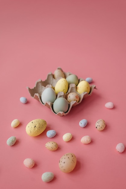 Álbum de huevos de Pascua pintados a mano