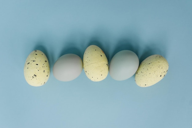 Álbum de huevos de Pascua pintados a mano