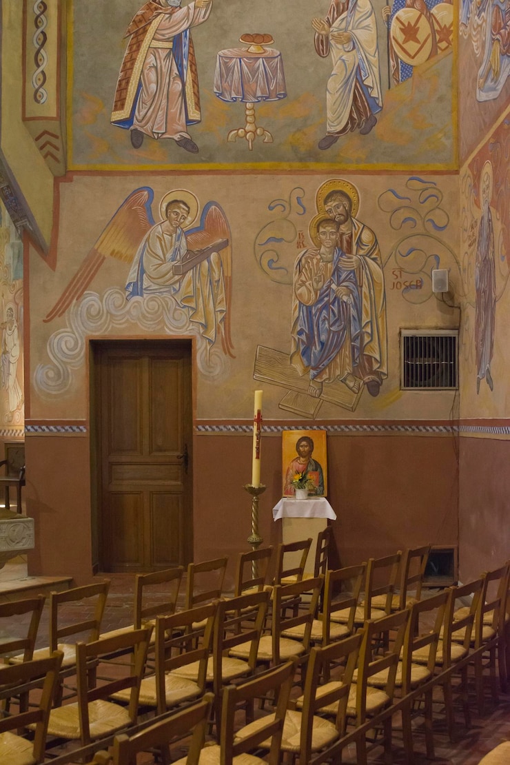Foto le mans france 17 de setembro de 2017 igreja stlazare com afrescos pintados dentro de nikolay greshniy e vitral católico