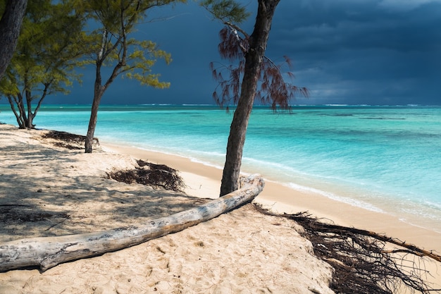 Le Mourne Strand auf der Insel Mauritius im Indischen Ozean vor einem Gewitter.