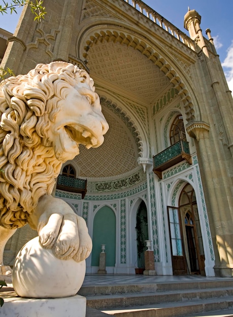 Leão em mármore branco em frente ao Castelo Voroncov Jalta Crimea Ucrânia SouthEasteurope Europe