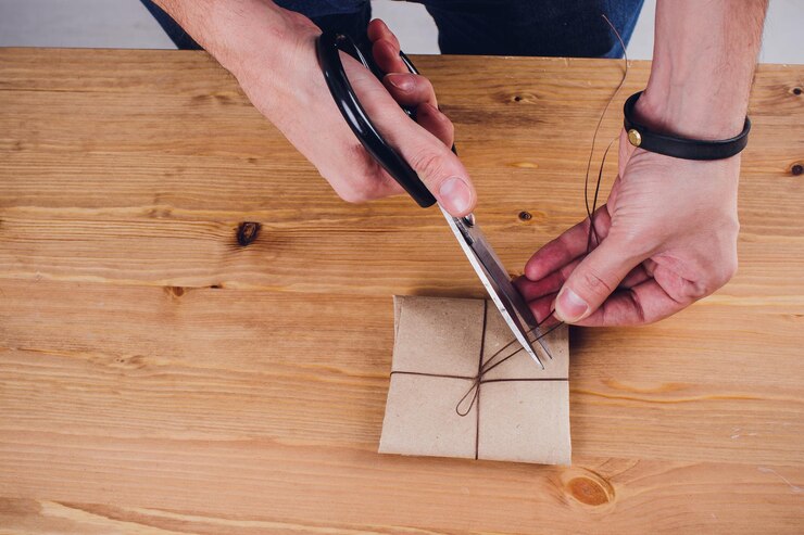 Foto leather craftsman working making products at table in workshop studio