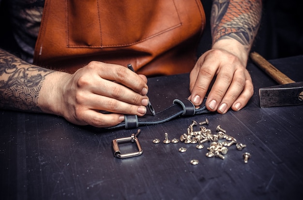 Leather Professional kreiert in seinem Studio eine neue Lederarbeit