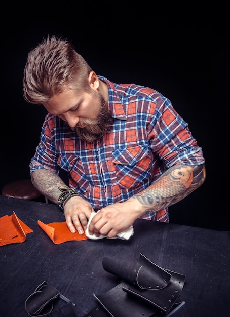 Leather Skinner cria produto de qualidade de couro em seu estúdio de couro
