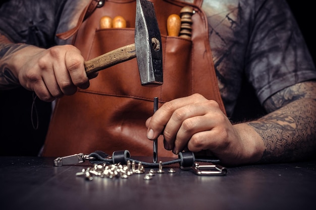 Leather Skinner trabajando en un nuevo producto de cuero en el taller