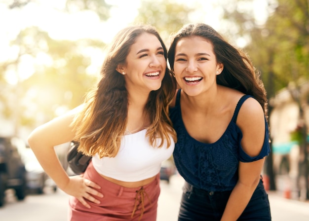 Lebe Liebe und lache mit deiner besten Freundin Porträt zweier bester Freundinnen, die den Tag zusammen in der Stadt verbringen