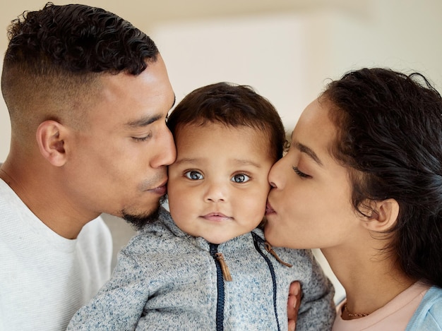 Lebe mit all unserer Liebe in dir Aufnahme einer jungen Familie, die sich mit ihrem kleinen Jungen zu Hause verbindet