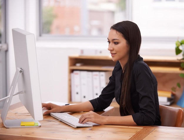 Leben in einer Unternehmenswelt Aufnahme einer jungen Geschäftsfrau in ihrem Büro