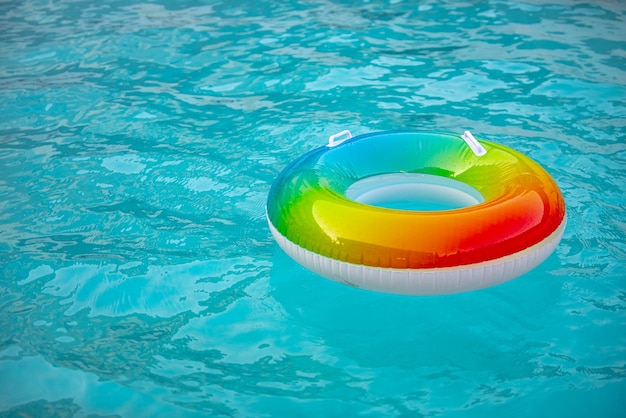 Leben retten auf Wasser. Sicherheitsgummikreis, Schwimmbad. Hilfe für Ertrinkende.