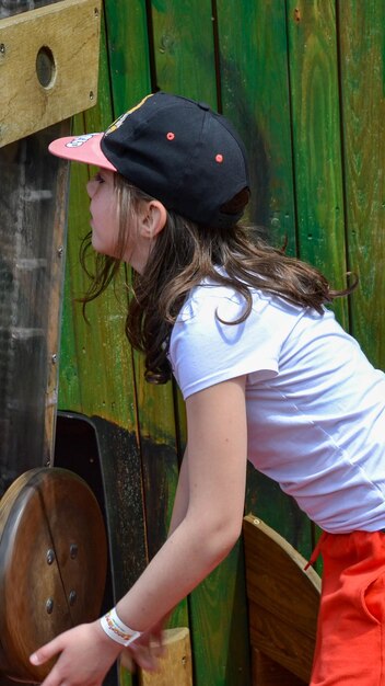 Foto leben von kindern in einer modernen stadt kleiner junge amüsiert sich auf dem spielplatz in der nähe des hauses