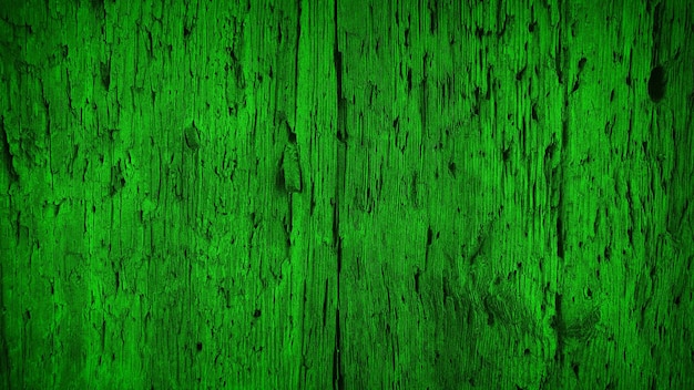 Lebendig grüne verwitterte Holztextur mit tiefen Rillen und organischen Mustern Ideal für 4K natürliche Hintergründe, ökologische Designs und rustikale Projekte