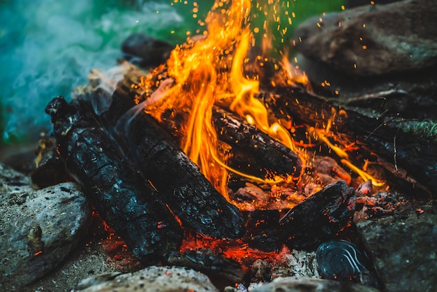 Lebendig schwelendes Brennholz brannte in Feuernahaufnahme.