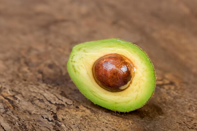 Lebendige Avocado auf einem Holztisch ein Symbol für Gesundheit