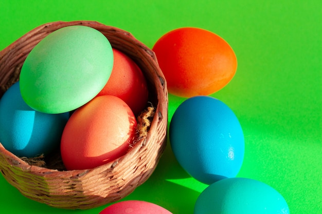 Lebendige farbige Eier in einem Nest auf Grün