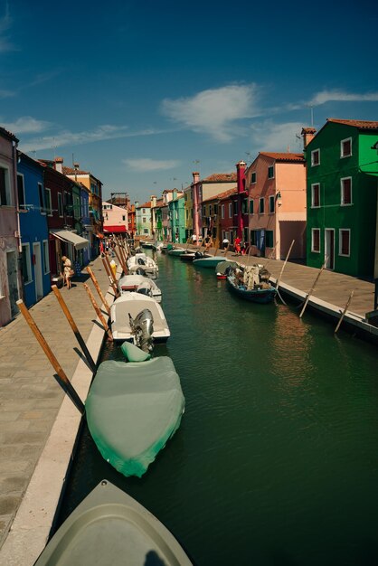 Foto lebendige häuser entlang eines mit booten gesäumten kanals in burano, venedig, italien, november 2021