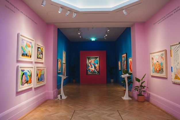 Lebendige Kunstgalerie in London mit farbenfrohen abstrakten Gemälden