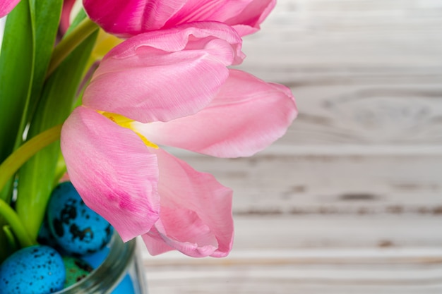 Lebendige Ostereier mit Blumen in einem Glasgefäß nah oben, beschnittenes Bild