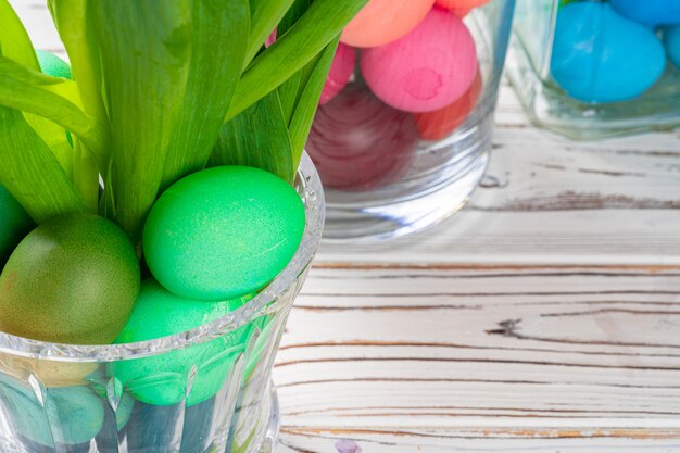 Lebendige Ostereier mit Blumen in einem Glasgefäß nah oben, beschnittenes Bild