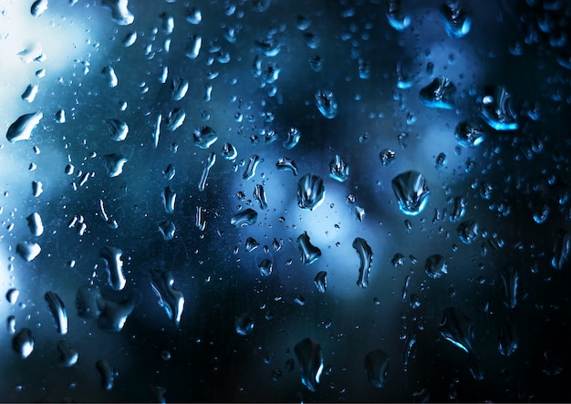 Lebendige Regentropfen auf Fensterglashintergrund
