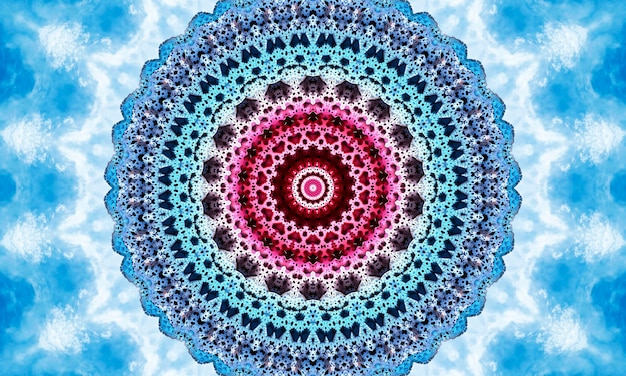 Lebendige rote Achterbahn auf klarem, wolkenlosem Hintergrund des blauen Himmels sechseckiges, sich wiederholendes kaleidoskopisches Design.